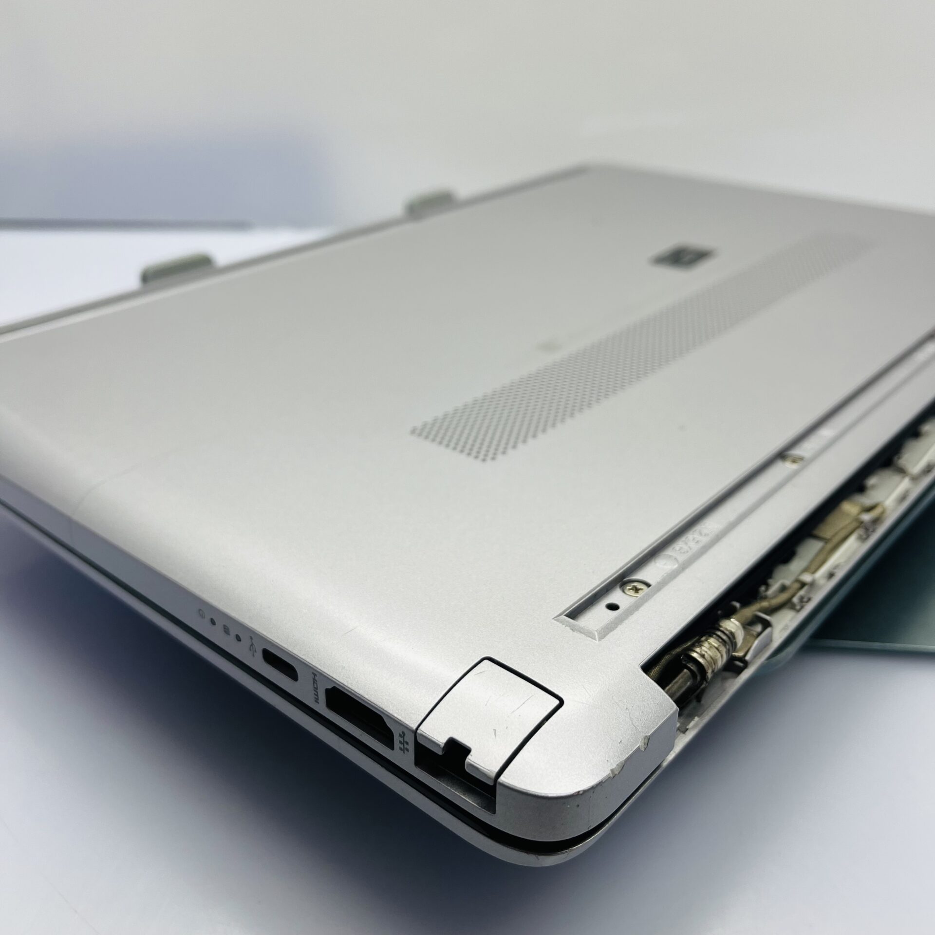 HP 250 G9 "Core i5" 2.40GHz 12GB RAM 256GB SSD Silver - Cracked Screen Casing and missing Hinge Cover (Condition: Fair) - Image 21