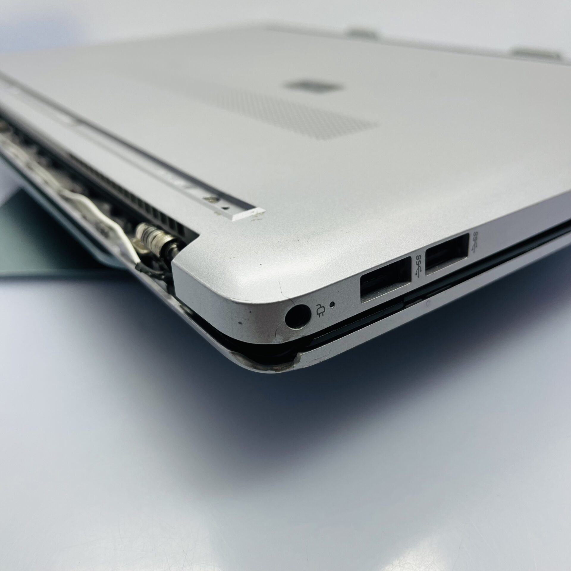 HP 250 G9 "Core i5" 2.40GHz 12GB RAM 256GB SSD Silver - Cracked Screen Casing and missing Hinge Cover (Condition: Fair) - Image 24
