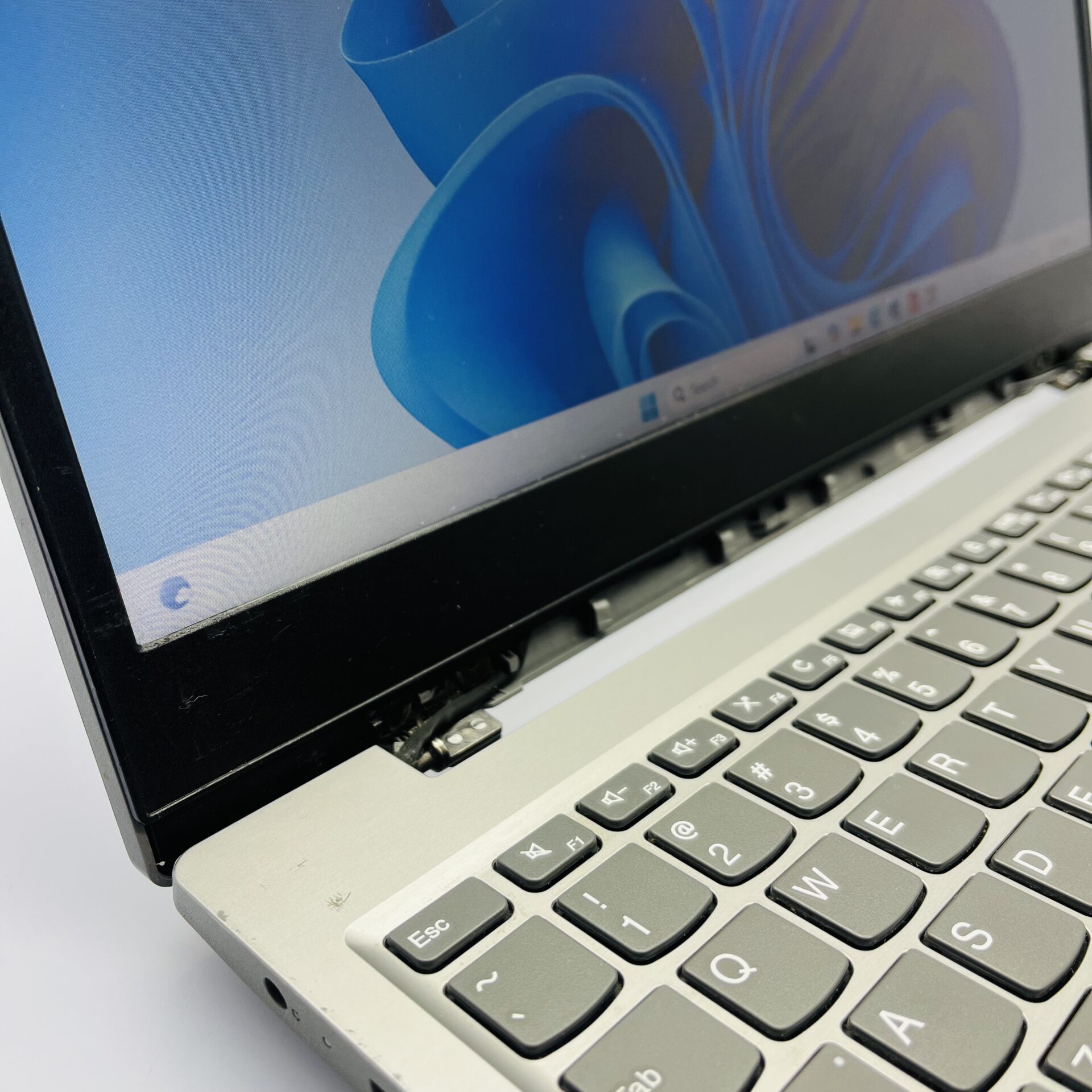 Lenovo IdeaPad S145 "Core i5 8th Gen" 1.60GHz 12GB RAM 256GB SSD Platinum Grey (Condition: Fair) - Image 4