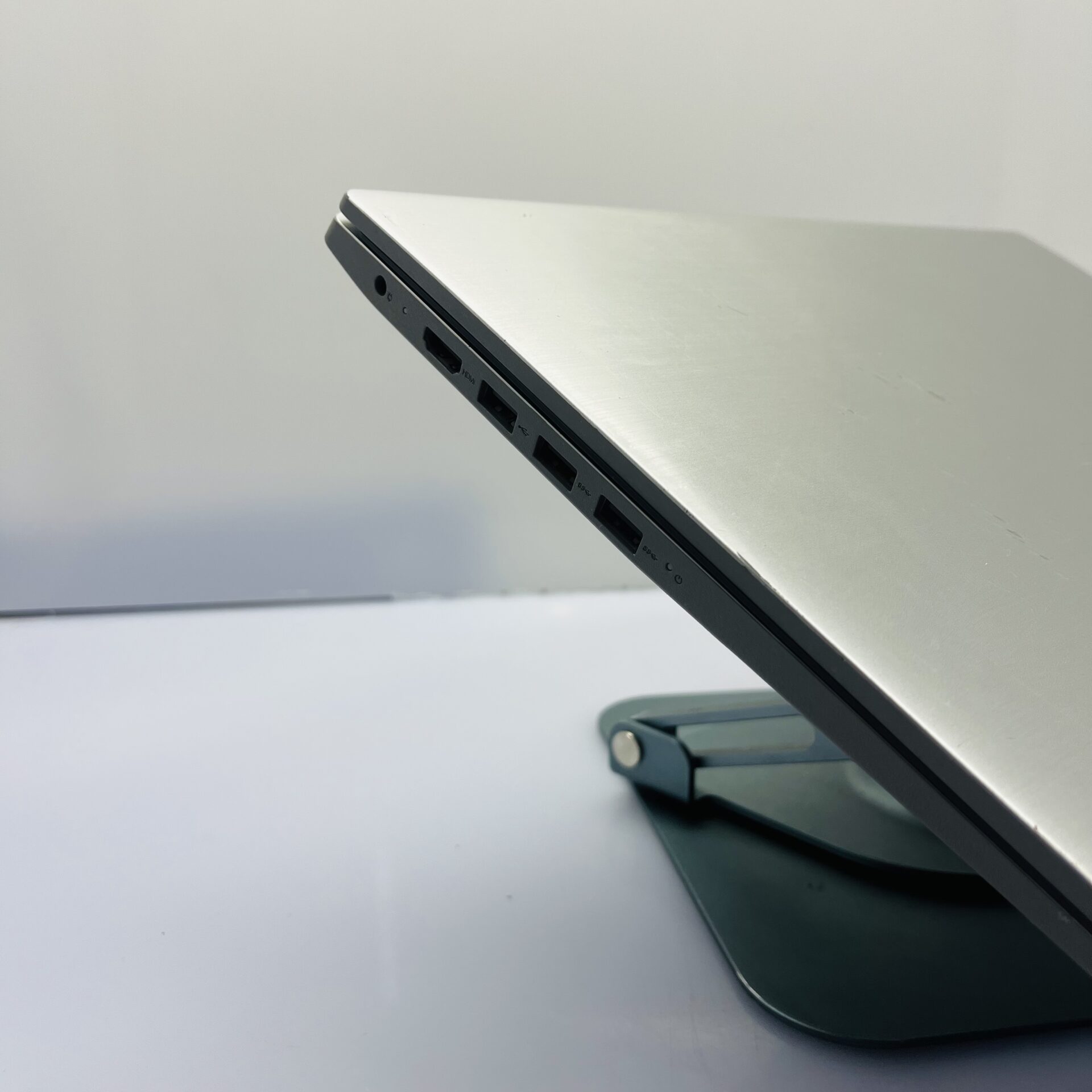 Lenovo IdeaPad S145 "Core i5 8th Gen" 1.60GHz 12GB RAM 256GB SSD Platinum Grey (Condition: Fair) - Image 18