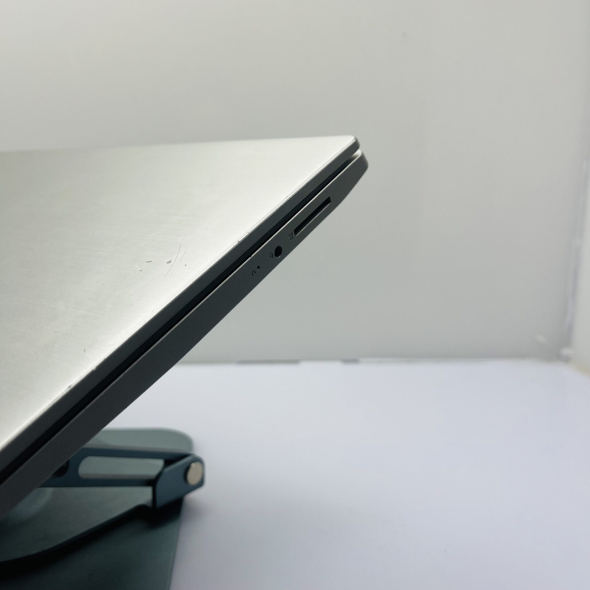 Lenovo IdeaPad S145 "Core i5 8th Gen" 1.60GHz 12GB RAM 256GB SSD Platinum Grey (Condition: Fair) - Image 19