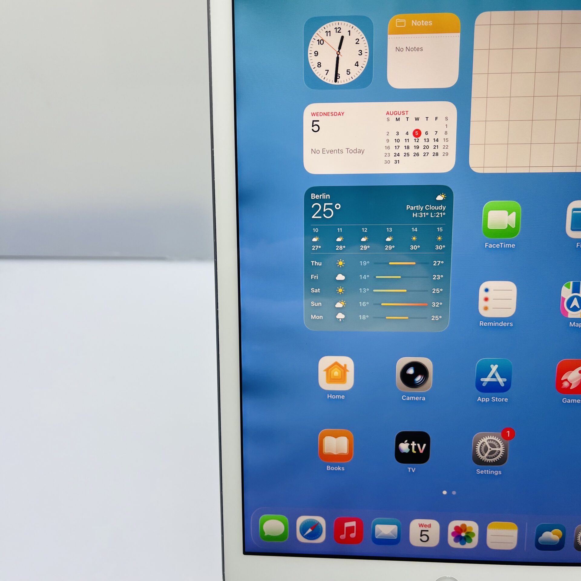 Apple iPad 10.2" 8th Gen 32GB (WiFi Only) Space Gray with White front - Touch ID Not Working (Condition: Good) - Image 3