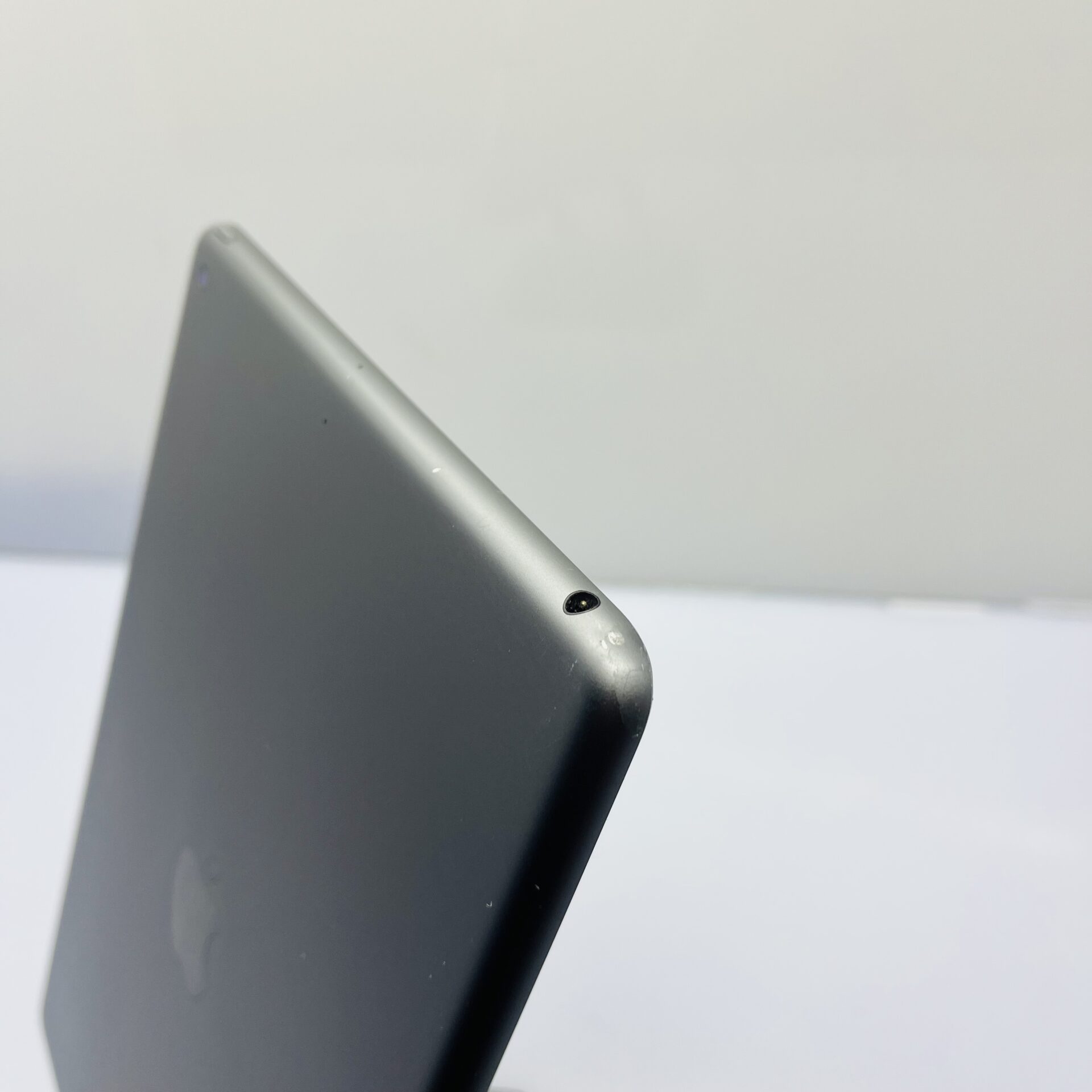 Apple iPad 10.2" 8th Gen 32GB (WiFi Only) Space Gray with White front - Touch ID Not Working (Condition: Good) - Image 8