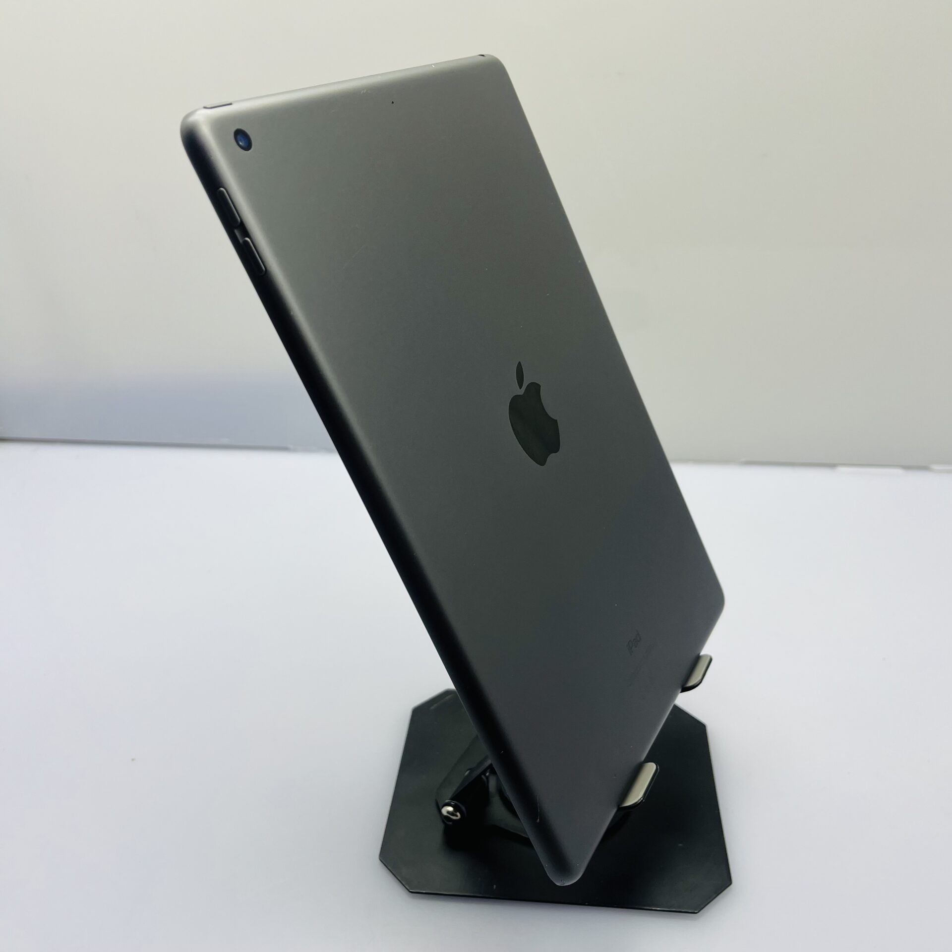 Apple iPad 10.2" 8th Gen 32GB (WiFi Only) Space Gray with White front - Touch ID Not Working (Condition: Good) - Image 9