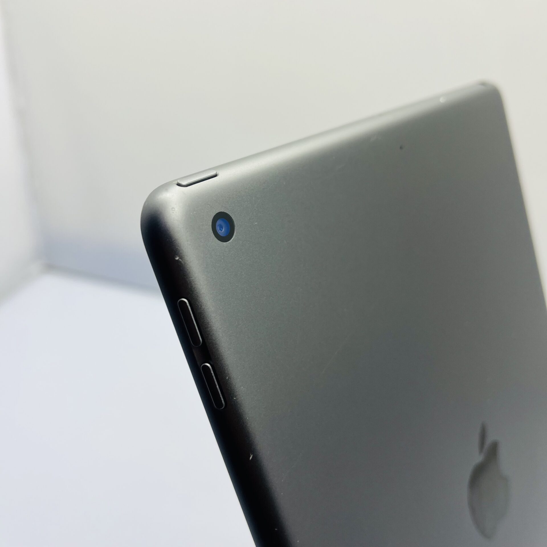 Apple iPad 10.2" 8th Gen 32GB (WiFi Only) Space Gray with White front - Touch ID Not Working (Condition: Good) - Image 10