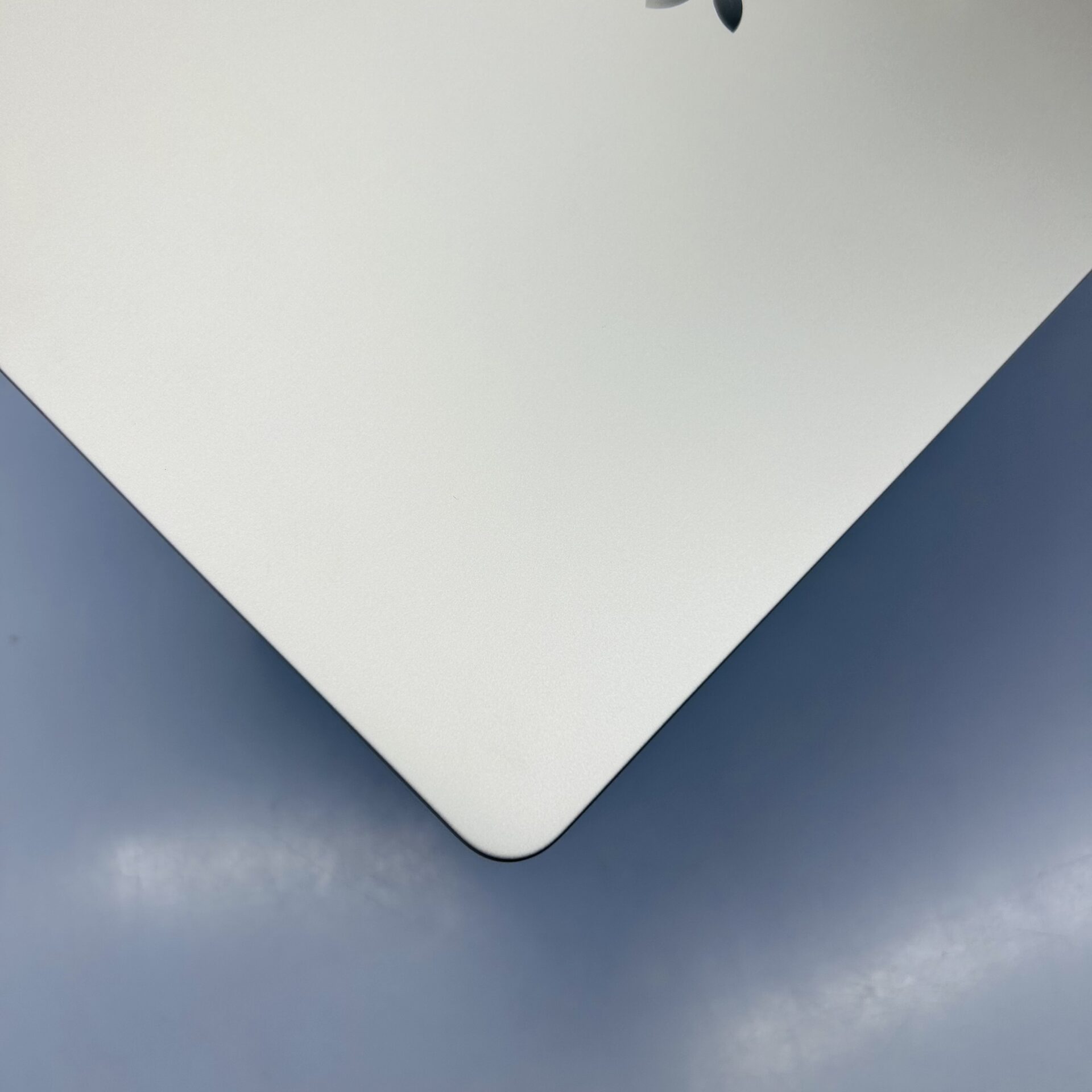 Apple MacBook Air 13-inch "M2" 8 CPU/ 10 GPU (2022) 8GB RAM 512GB SSD Starlight (Condition: Excellent) - Image 8