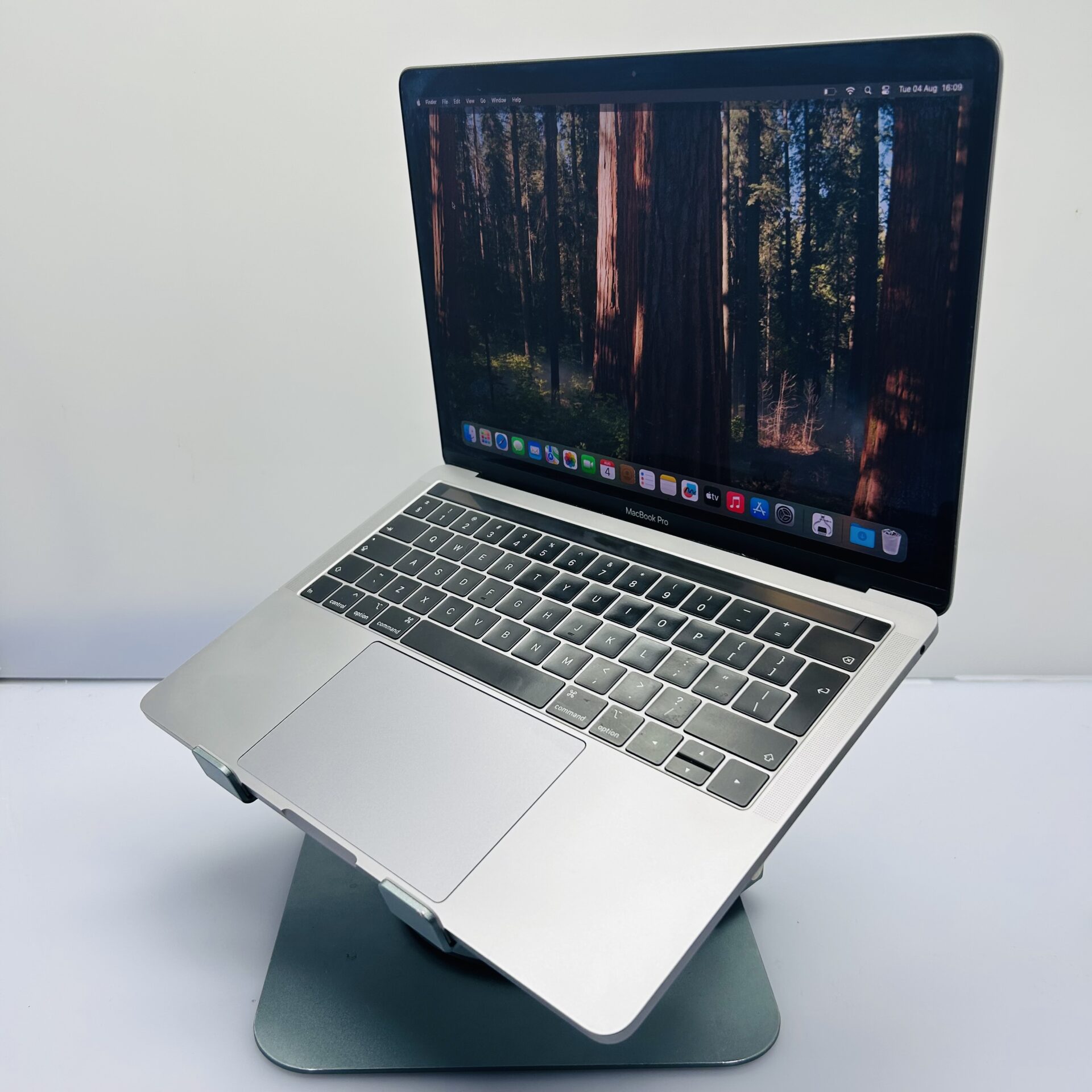 Apple MacBook Pro 13-inch "Core i5" (Touchbar 2019) 1.4GHz 8GB RAM 256GB SSD Space Gray (Condition: Good) - Image 4