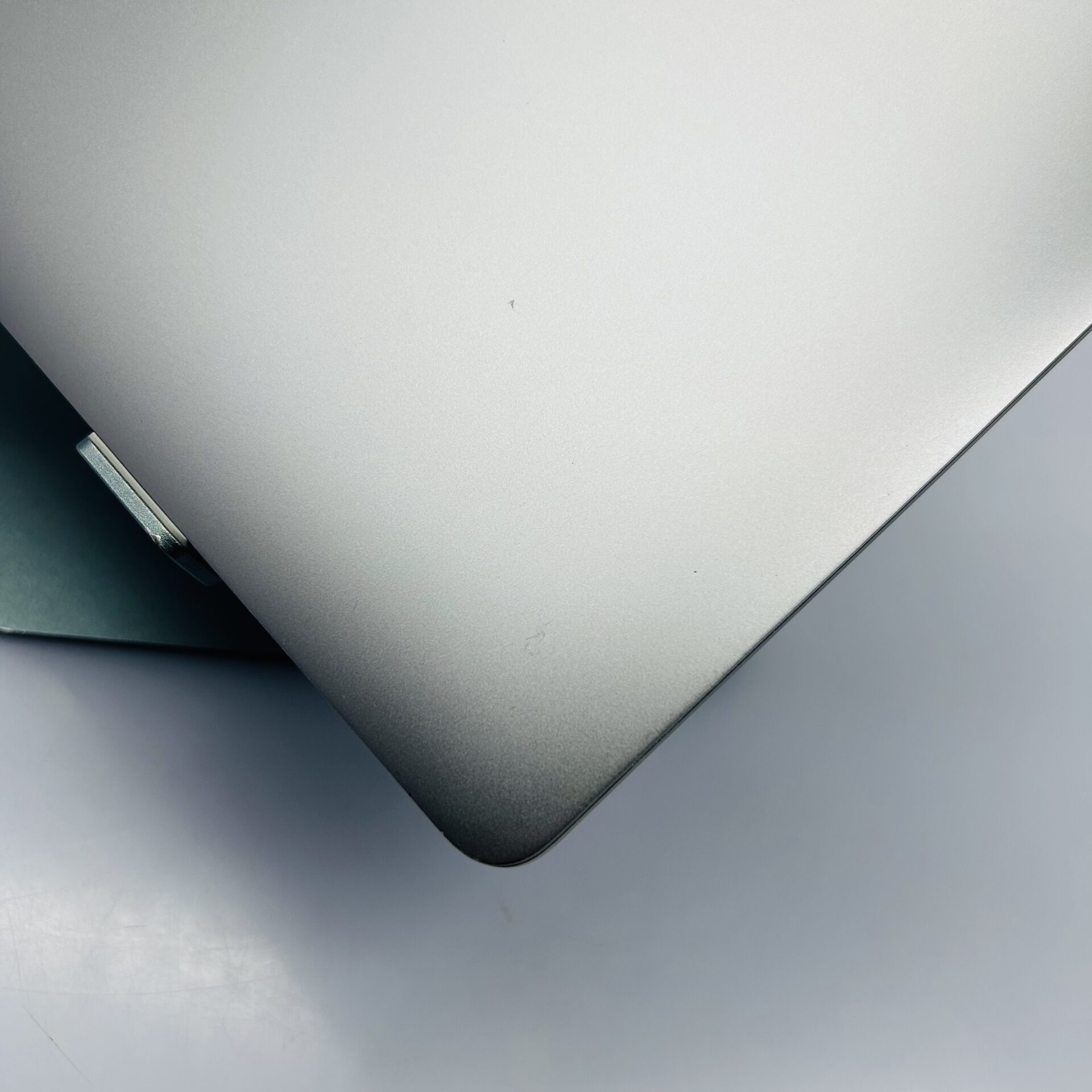 Apple MacBook Pro 13-inch "Core i5" (Touchbar 2019) 1.4GHz 8GB RAM 256GB SSD Space Gray (Condition: Good) - Image 9