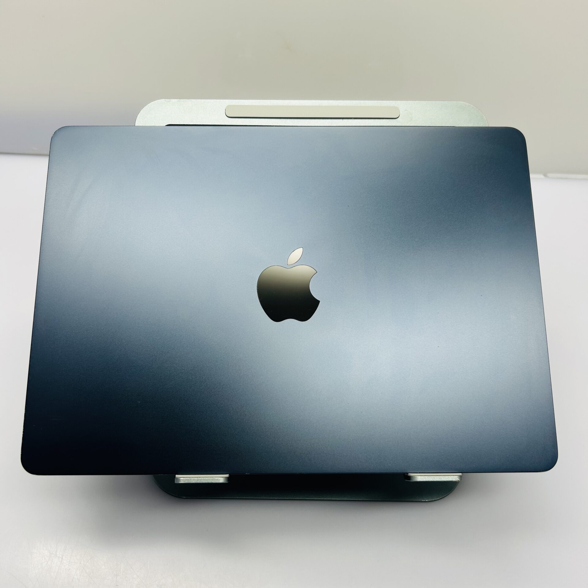Apple MacBook Air 13-inch "M2" 8 CPU/ 8 GPU (2022) 8GB RAM 256GB SSD Midnight (Condition: Good) - Image 9