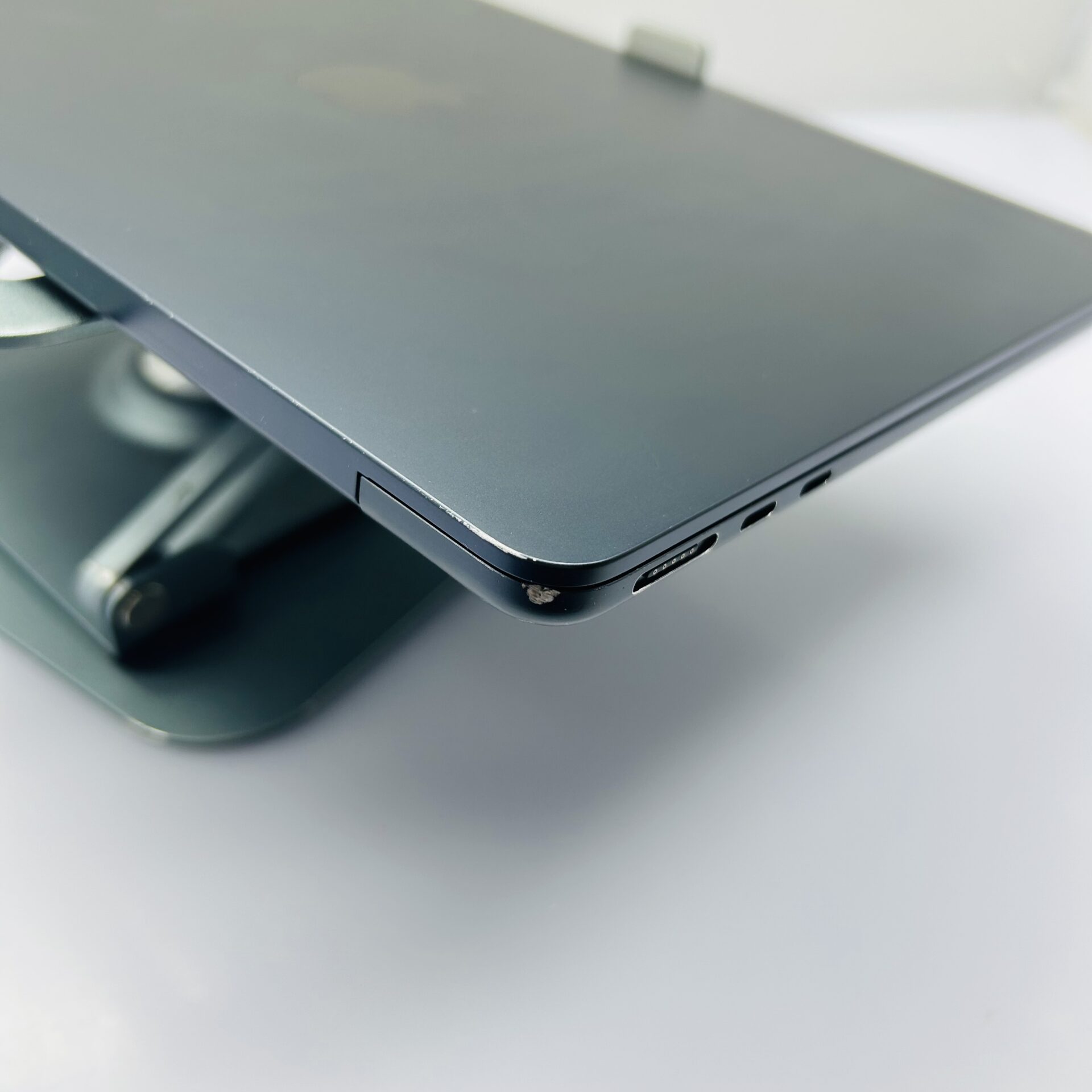 Apple MacBook Air 13-inch "M2" 8 CPU/ 8 GPU (2022) 8GB RAM 256GB SSD Midnight (Condition: Good) - Image 8