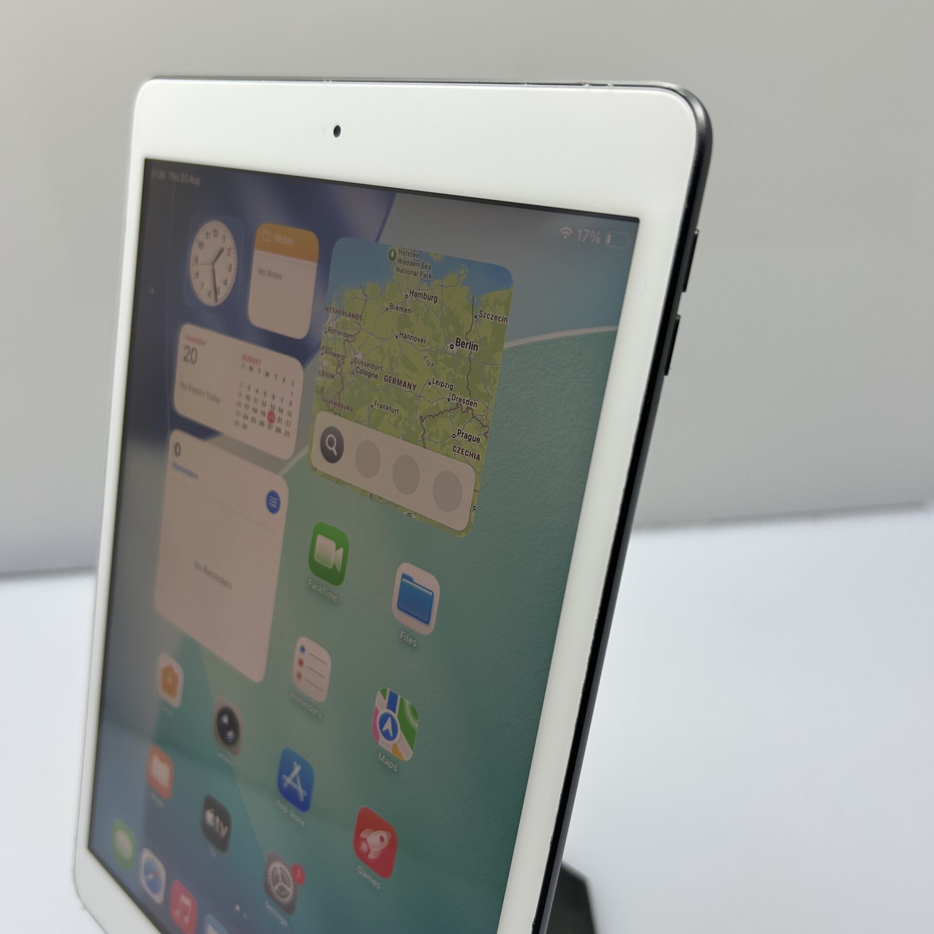 Apple iPad 9th Gen 64GB (Wifi Only) Space Gray - Touch ID Not Working (Condition: Good) - Image 6