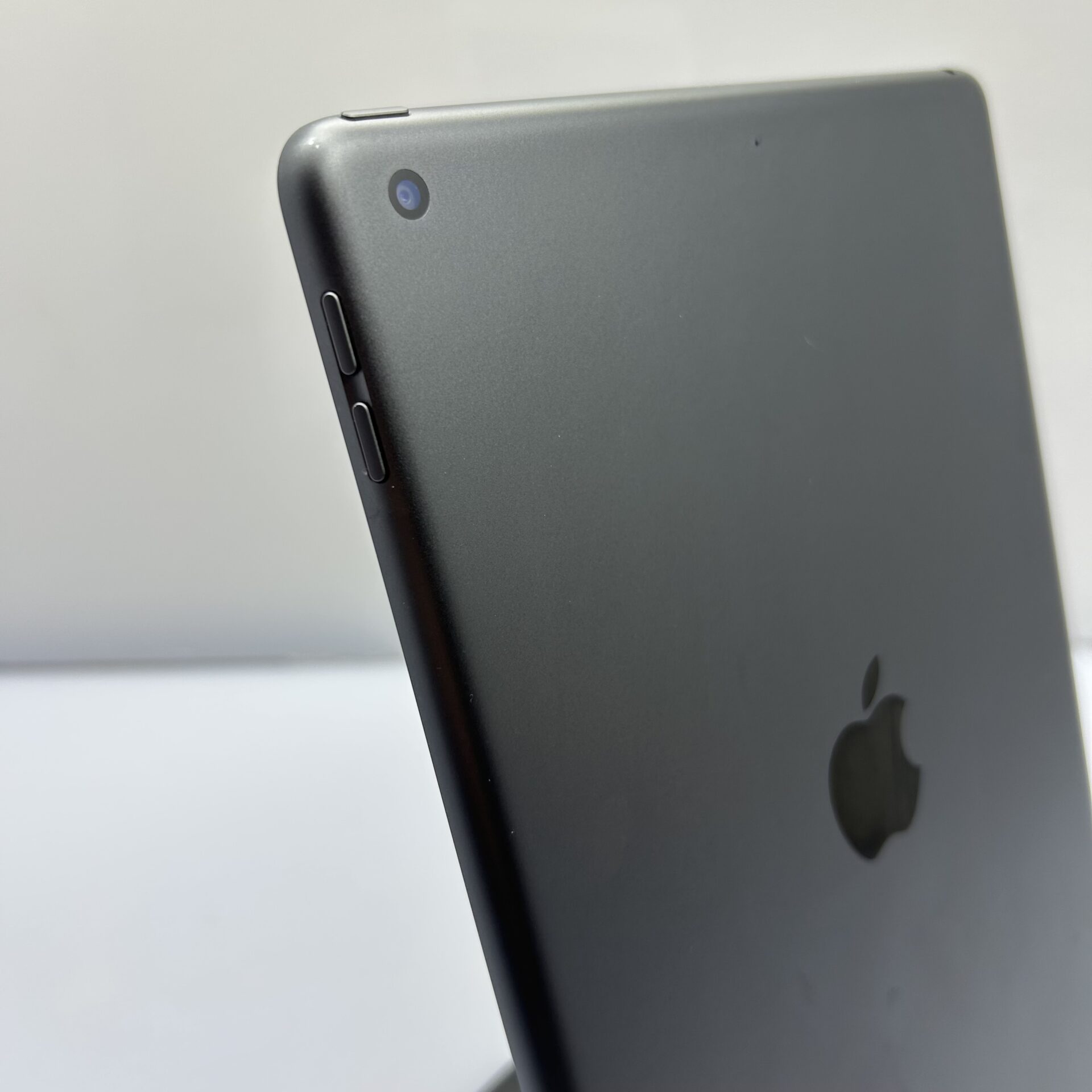 Apple iPad 9th Gen 64GB (Wifi Only) Space Gray - Touch ID Not Working (Condition: Good) - Image 9