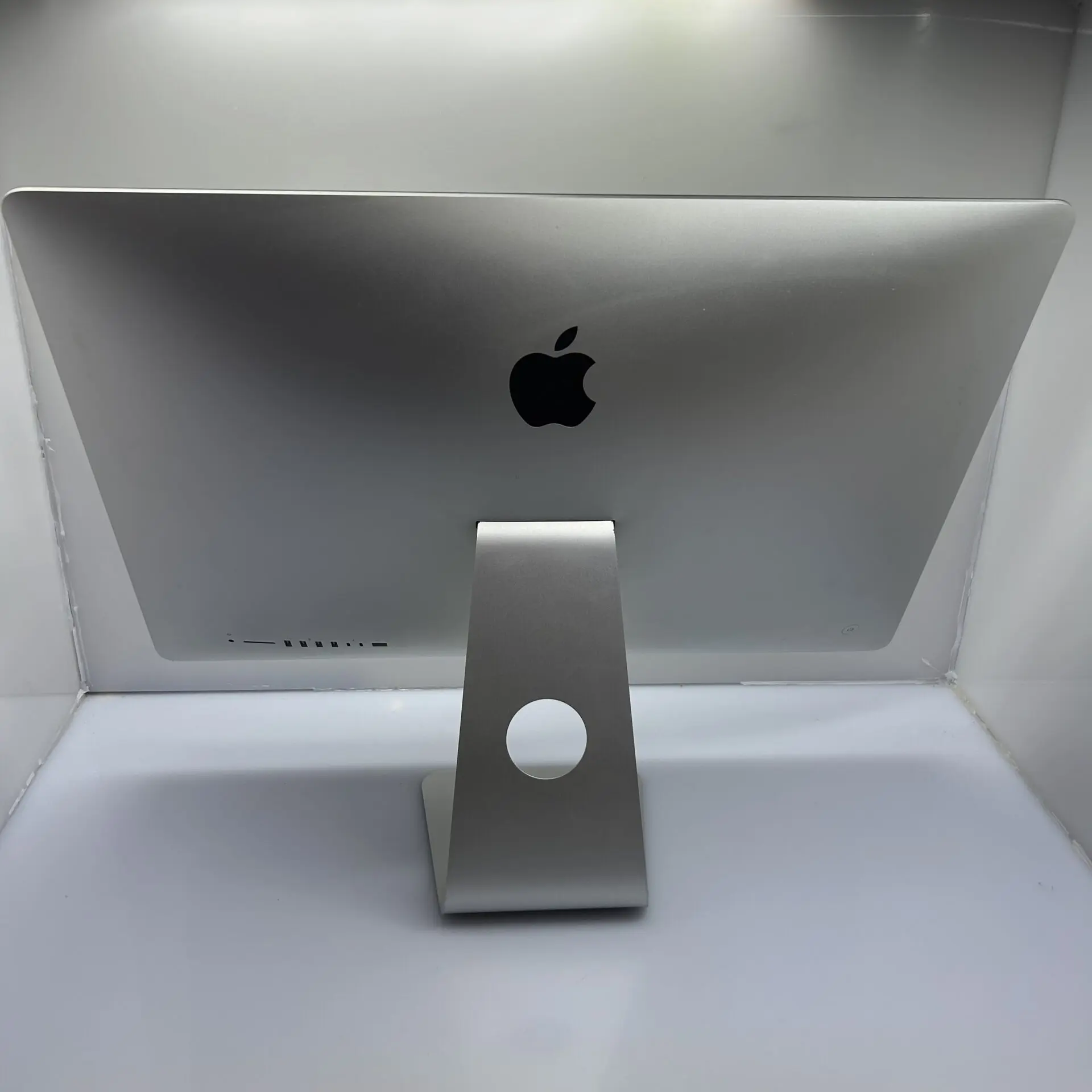 Apple iMac 27-Inch "Core i5" (5K, 2020) 3.3GHz 8GB RAM 512GB SSD Silver + Magic Keyboard + Magic Mouse (Condition: Good) - Image 8