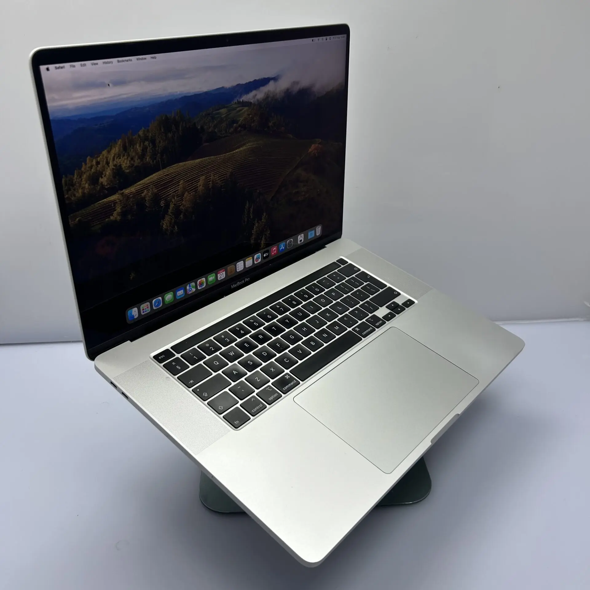 Apple MacBook Pro 16-inch "Core i9" (Touchbar/2019) 2.3GHz 16GB RAM 1TB SSD Silver (Condition: Good) - Image 3