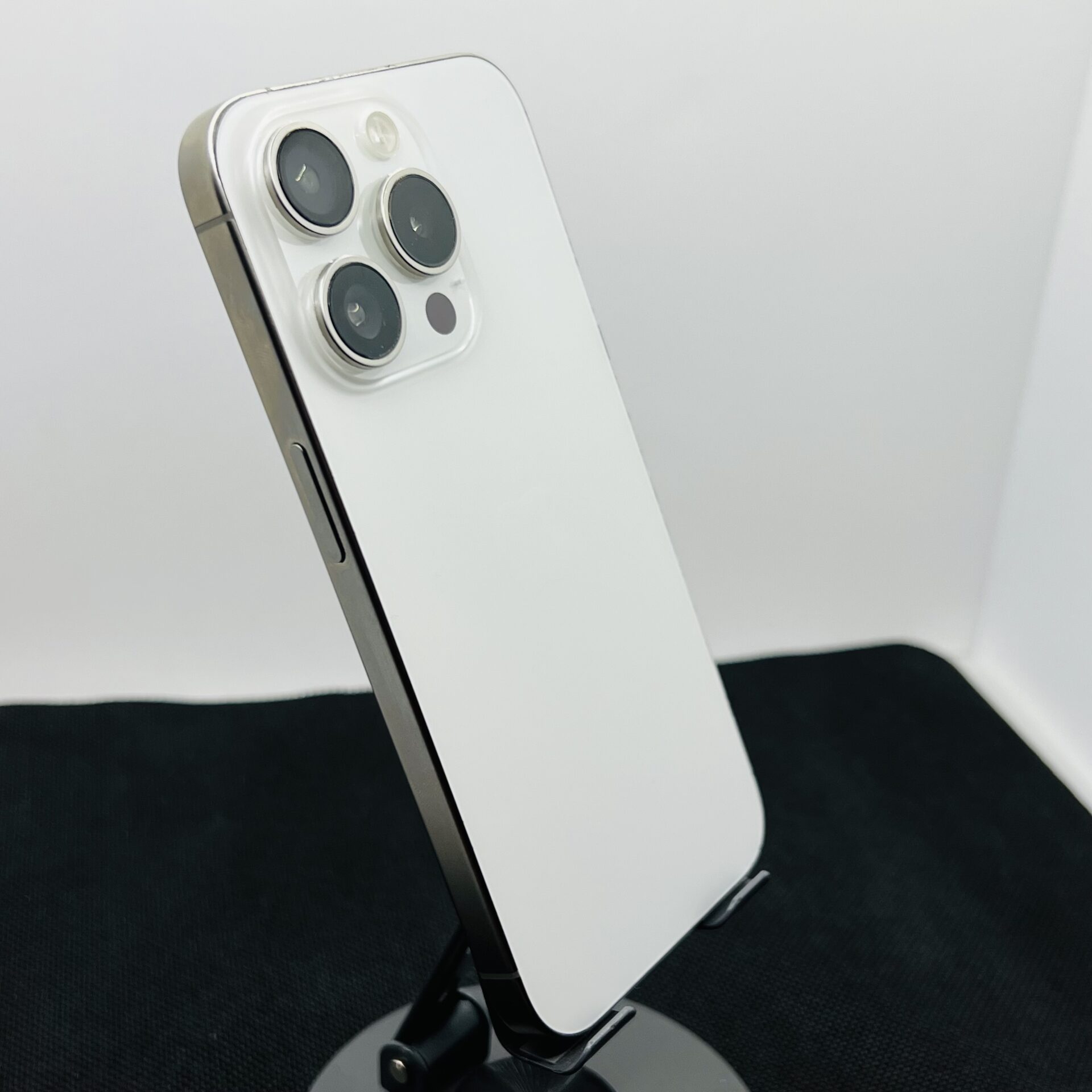Apple iPhone 15 Pro 256GB White Titanium (Condition: Good) - Image 9