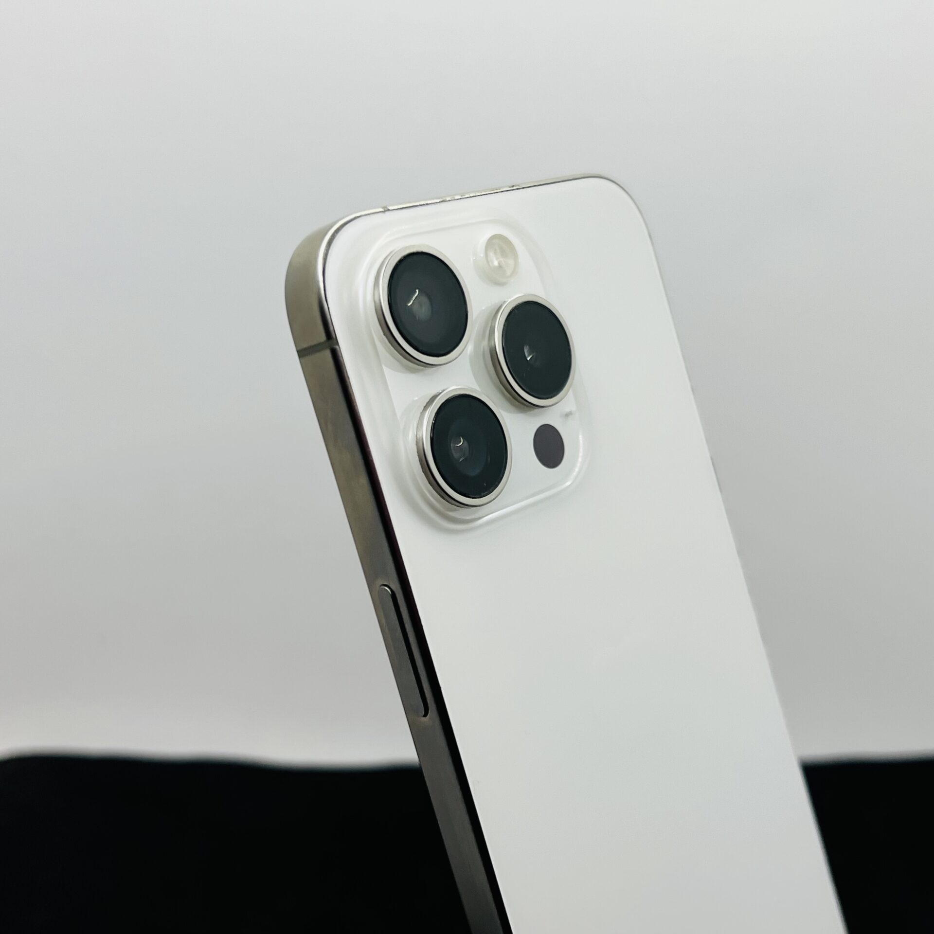 Apple iPhone 15 Pro 256GB White Titanium (Condition: Good) - Image 10