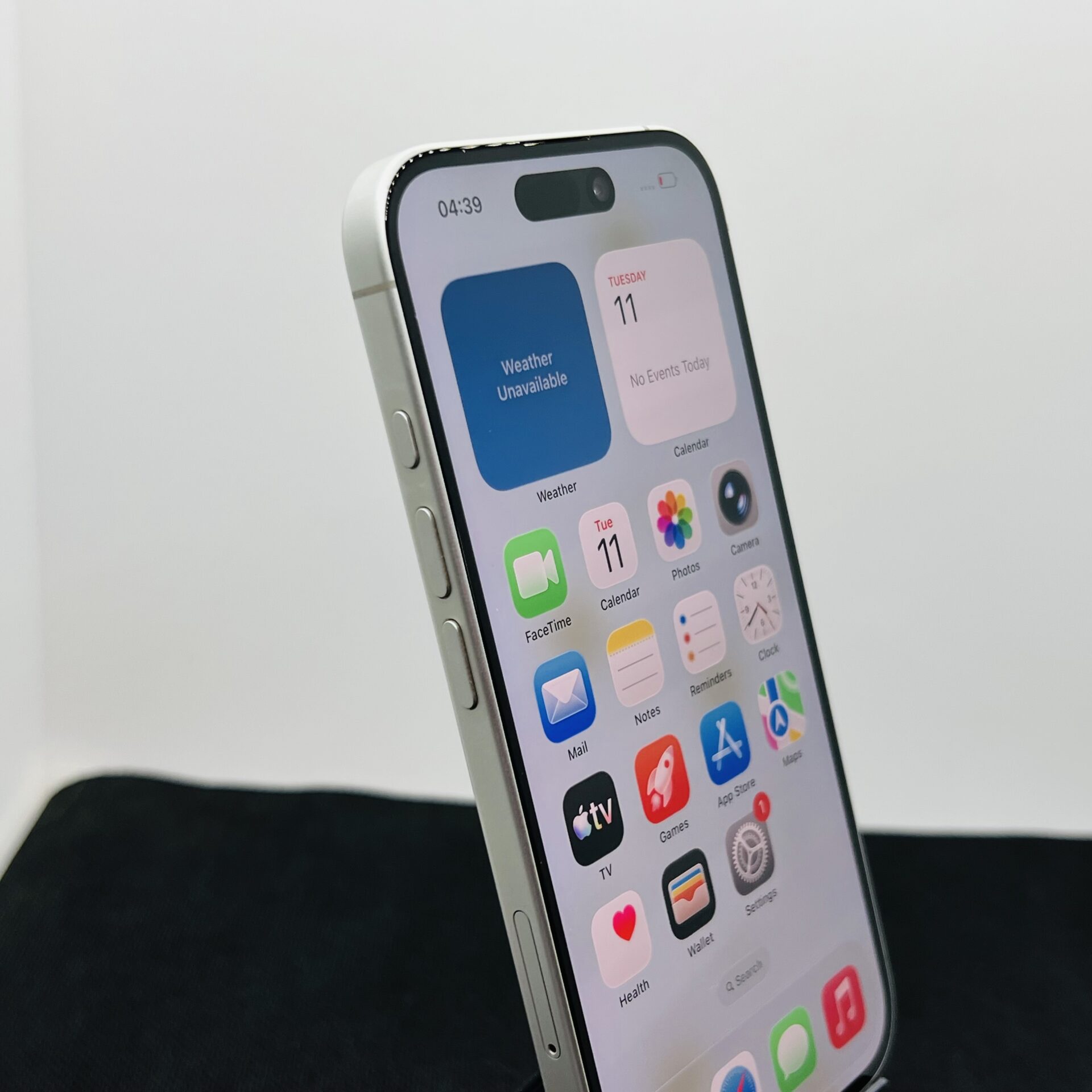 Apple iPhone 16 128GB White (Condition: Good) - Image 4