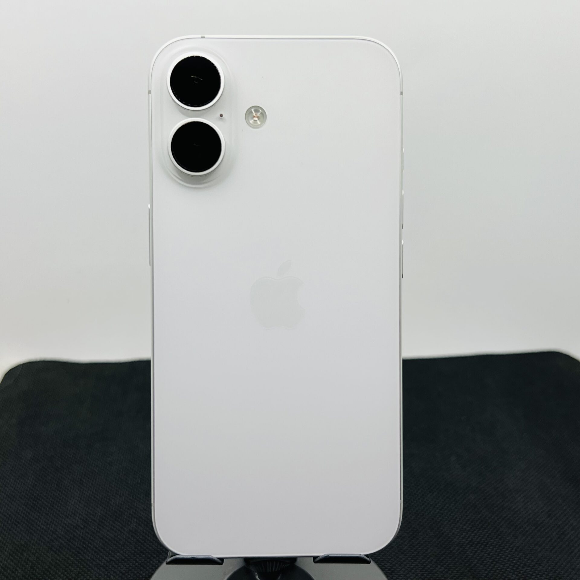 Apple iPhone 16 128GB White (Condition: Good) - Image 9