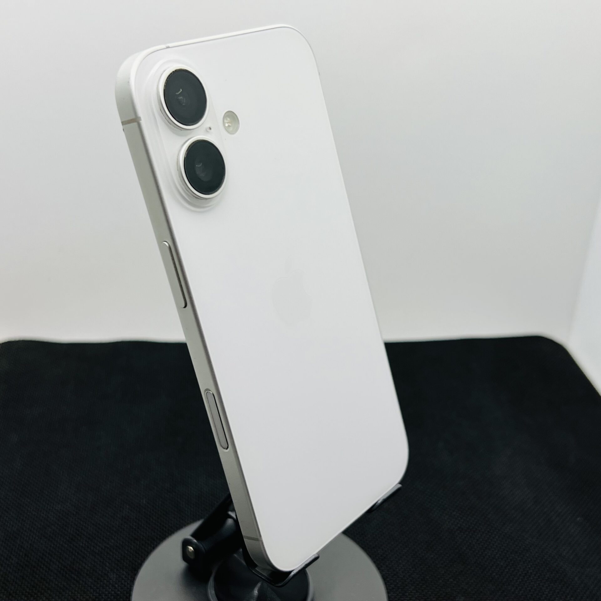 Apple iPhone 16 128GB White (Condition: Good) - Image 10