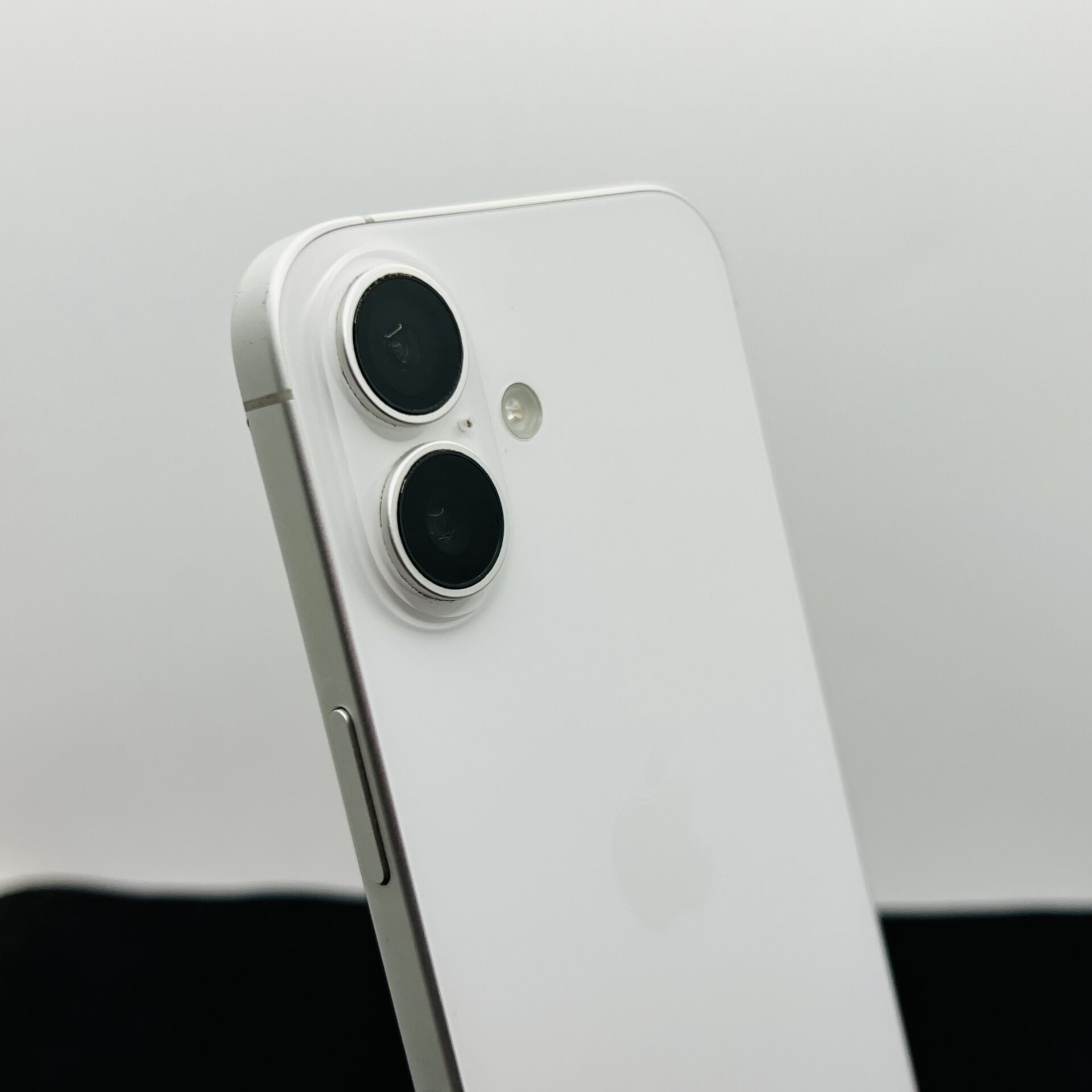 Apple iPhone 16 128GB White (Condition: Good) - Image 11