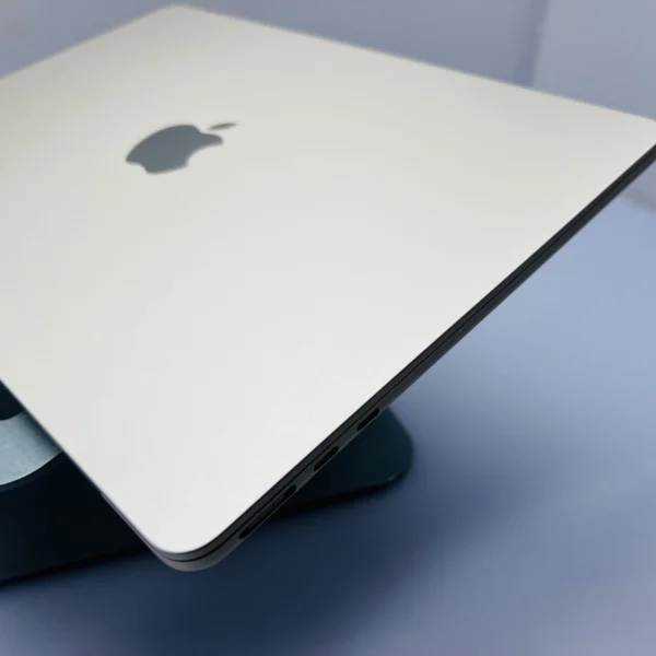 Apple MacBook Air 13-inch “M2” 8 CPU/ 8 GPU (2022) 16GB RAM 256GB