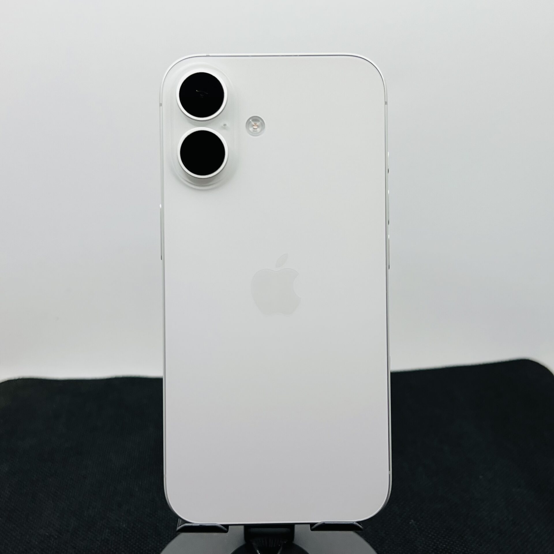 Apple iPhone 16 128GB White (Condition: Good) - Image 9