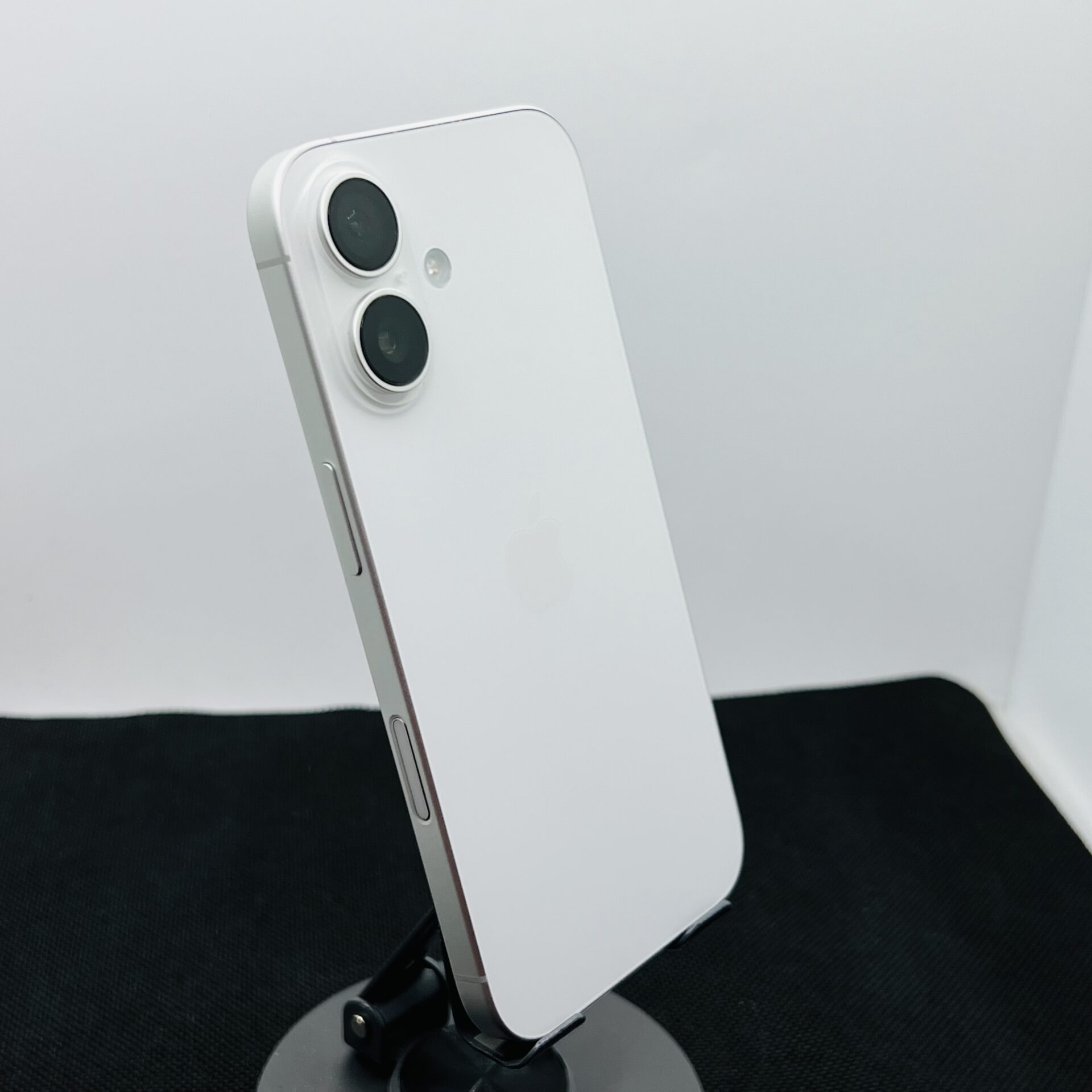 Apple iPhone 16 128GB White (Condition: Good) - Image 10