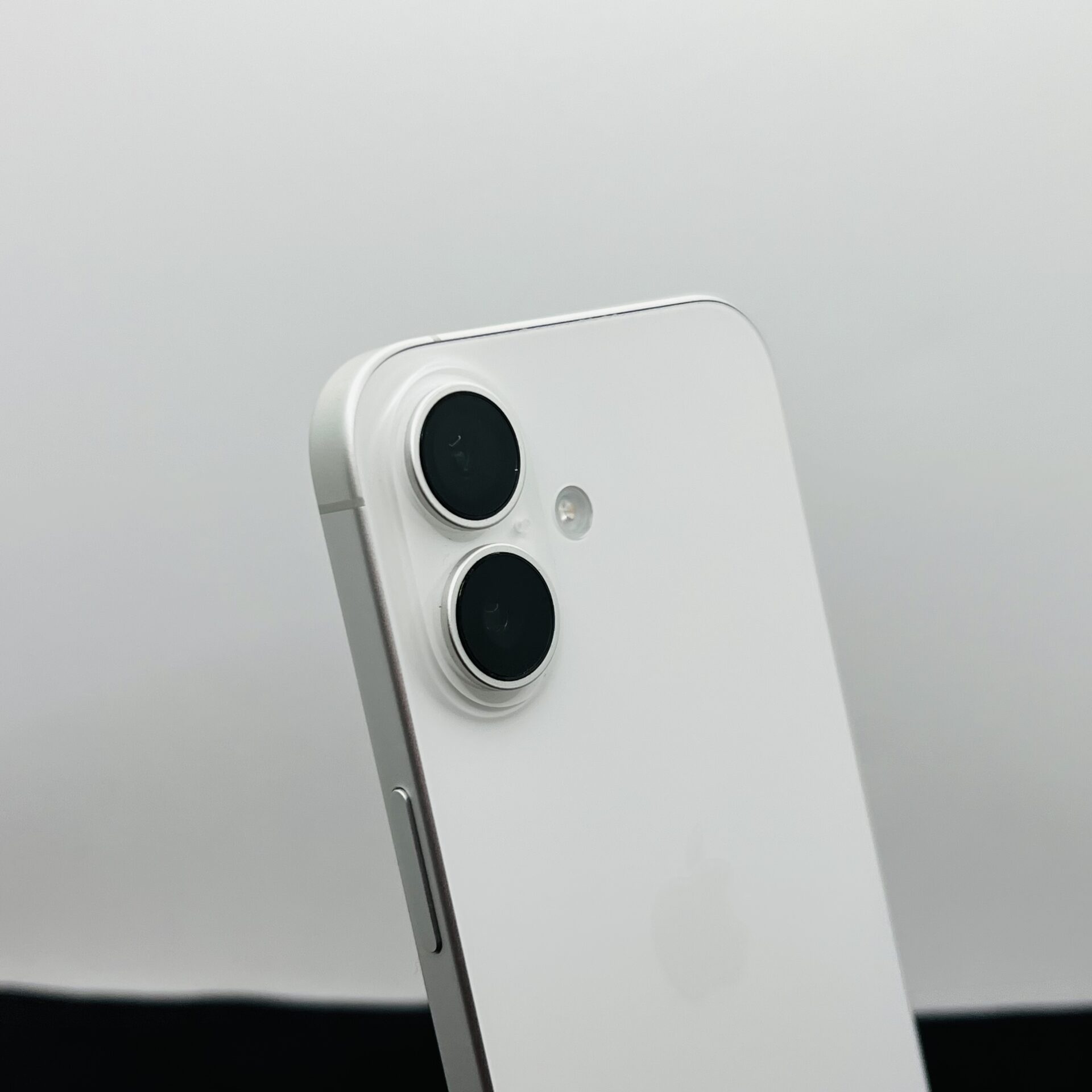 Apple iPhone 16 128GB White (Condition: Good) - Image 11