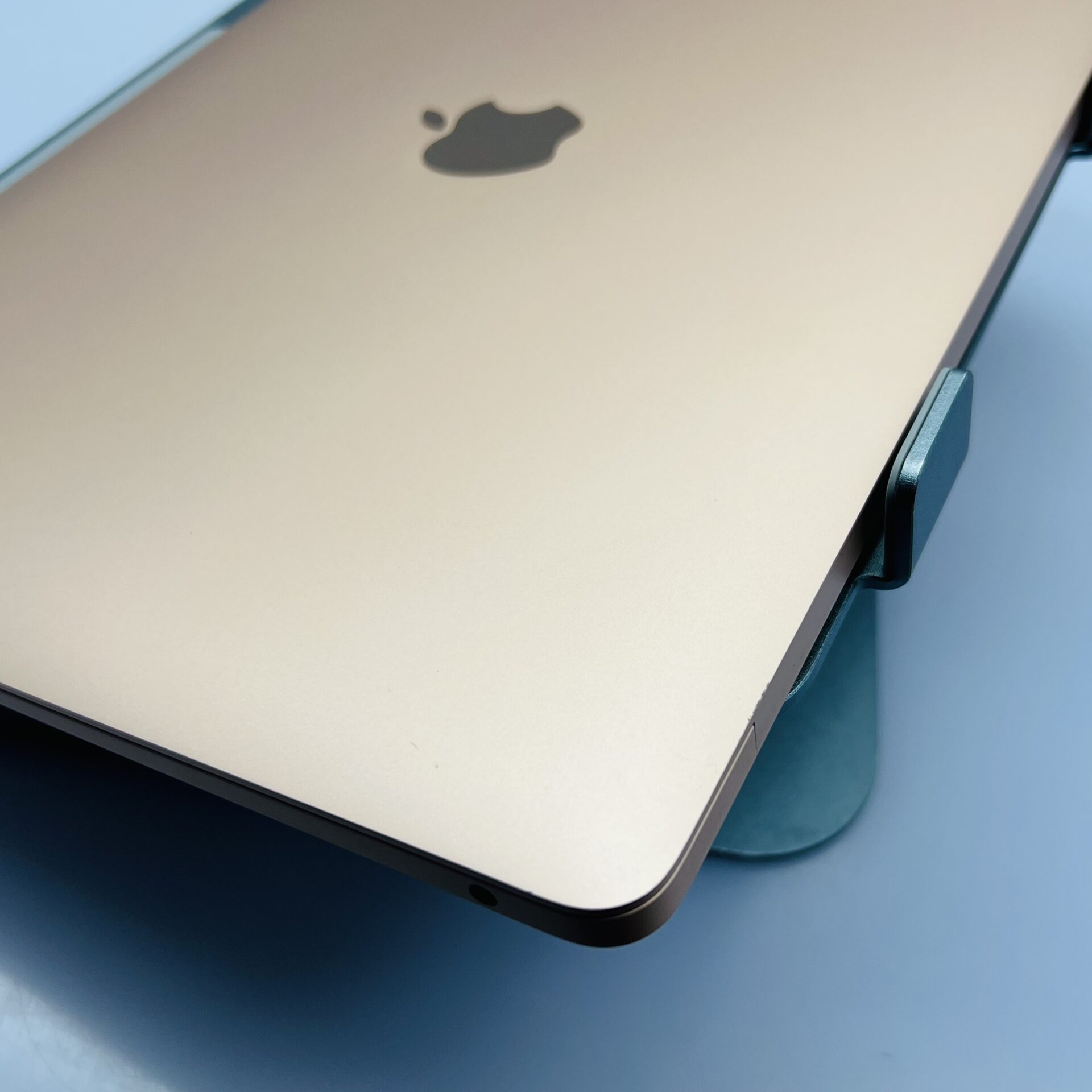 Apple MacBook Air 13-inch Apple “M1” (2020) 8 CPU/ 7 GPU 8GB RAM 256GB SSD Rose Gold (Condition: Good) - Image 11