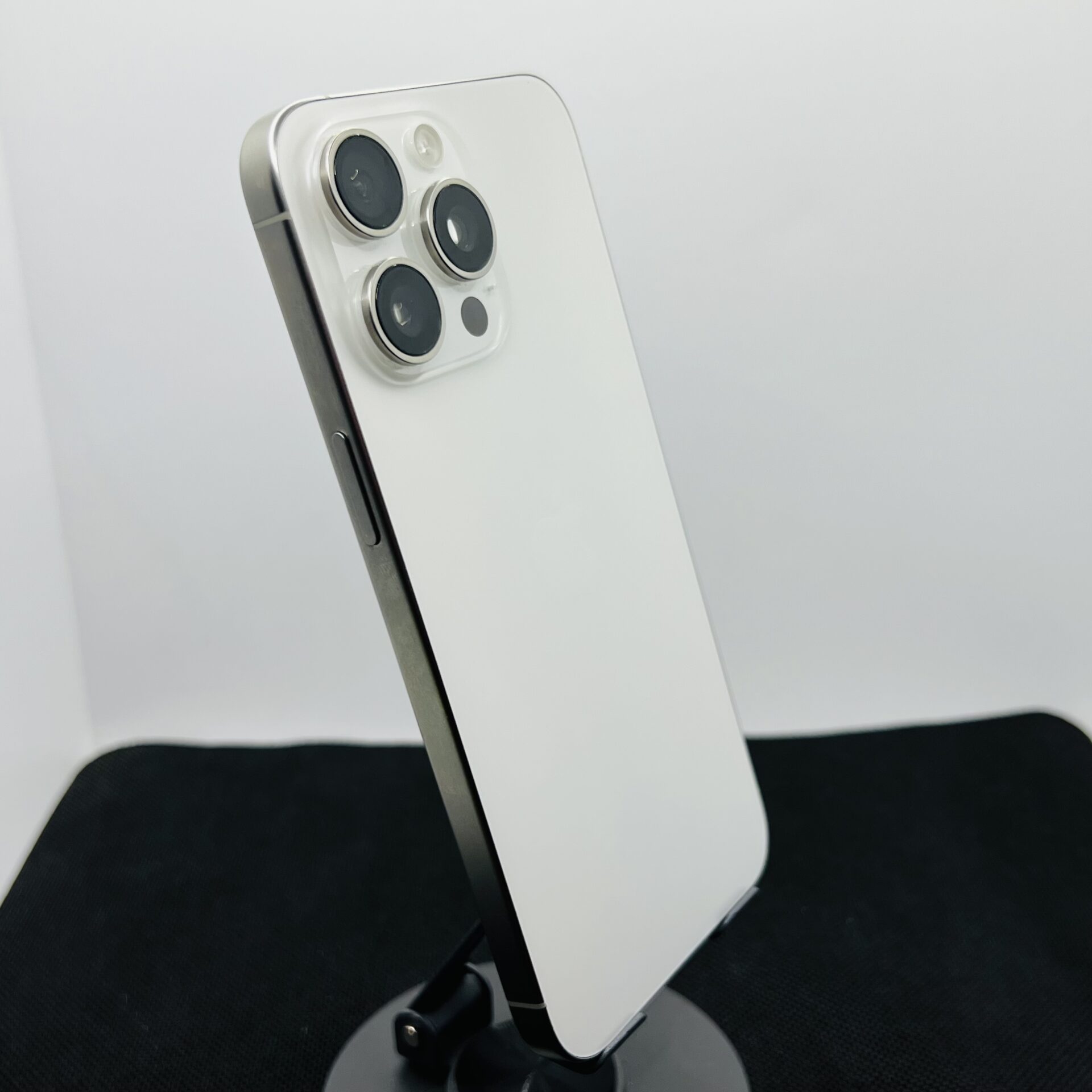Apple iPhone 15 Pro Max 256GB White Titanium (Condition: Good) - Image 9