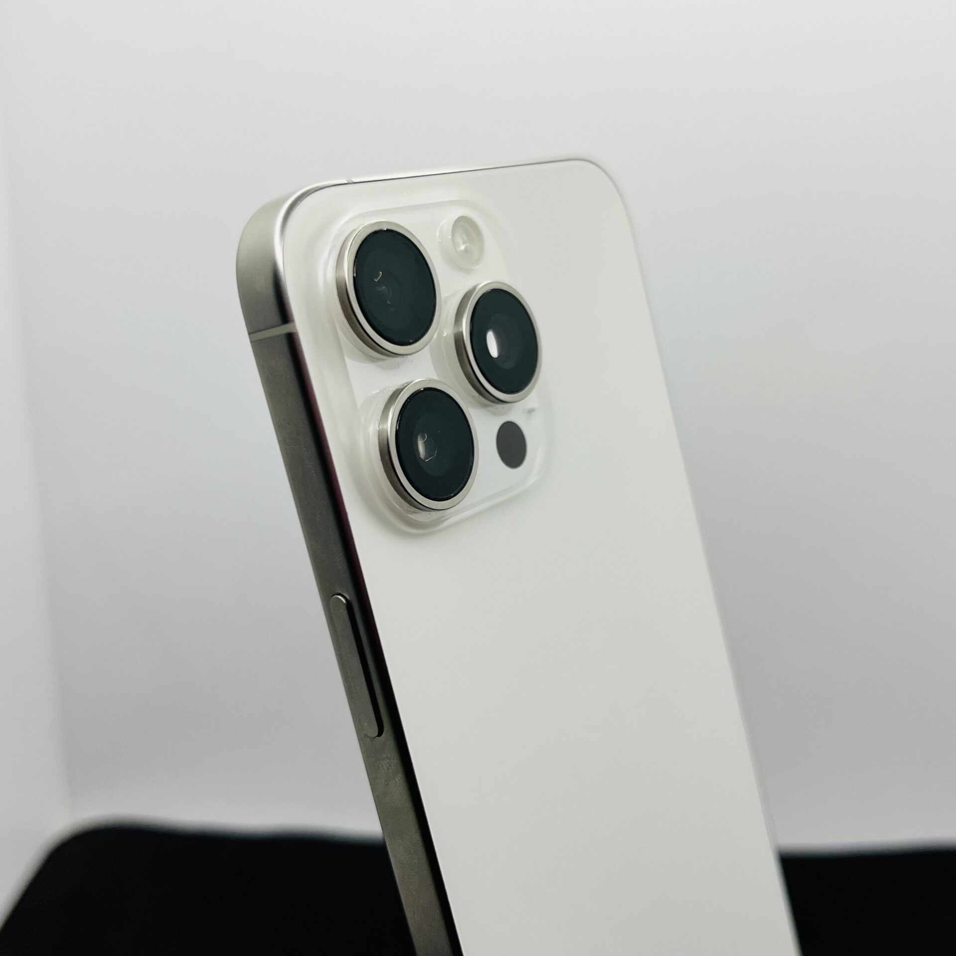 Apple iPhone 15 Pro Max 256GB White Titanium (Condition: Good) - Image 10